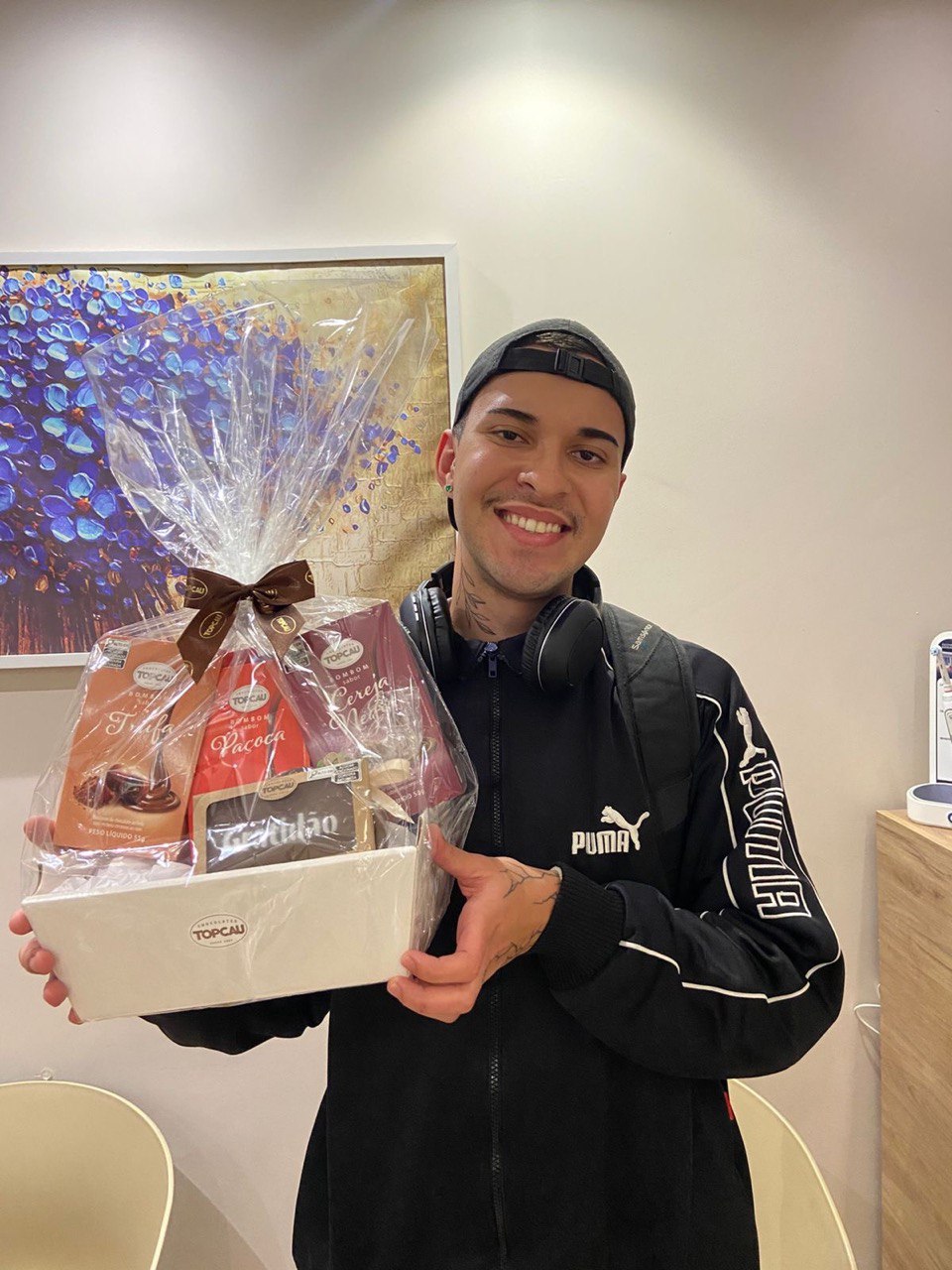 Paciente homem ganhou brinde do consultório