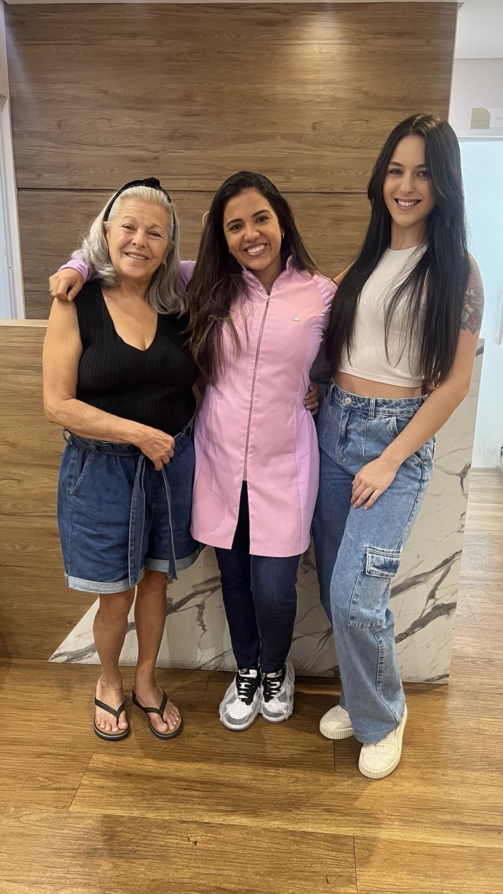 Dra Fernanda e duas pacientes adultas