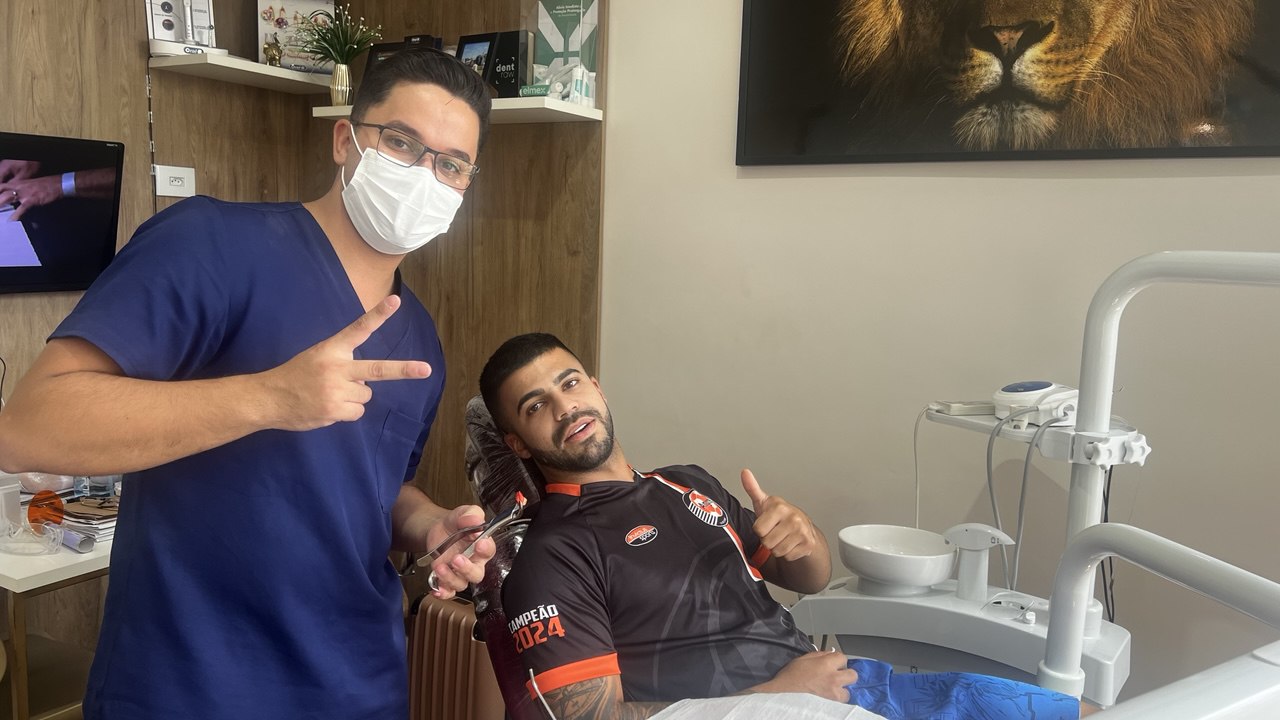 Dr Kaio atendendo paciente homem