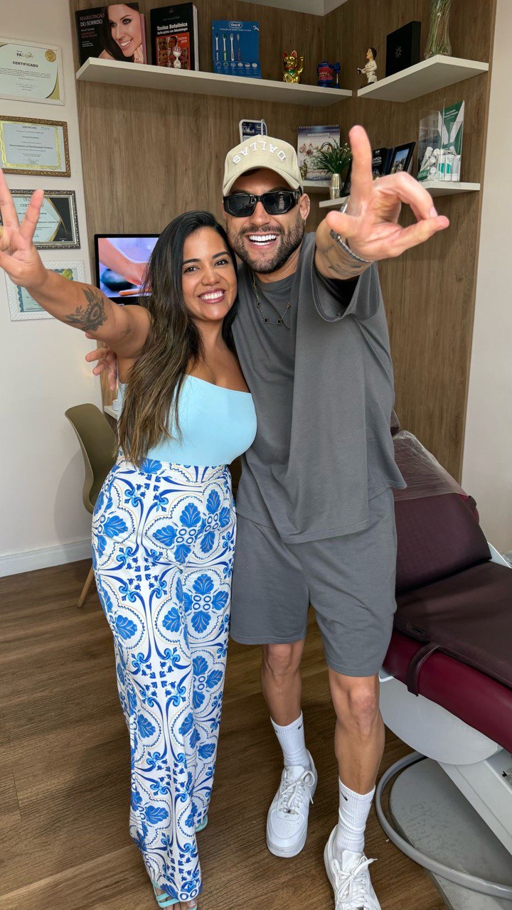 Dra Fernanda com paciente dos EUA manutenção facetas