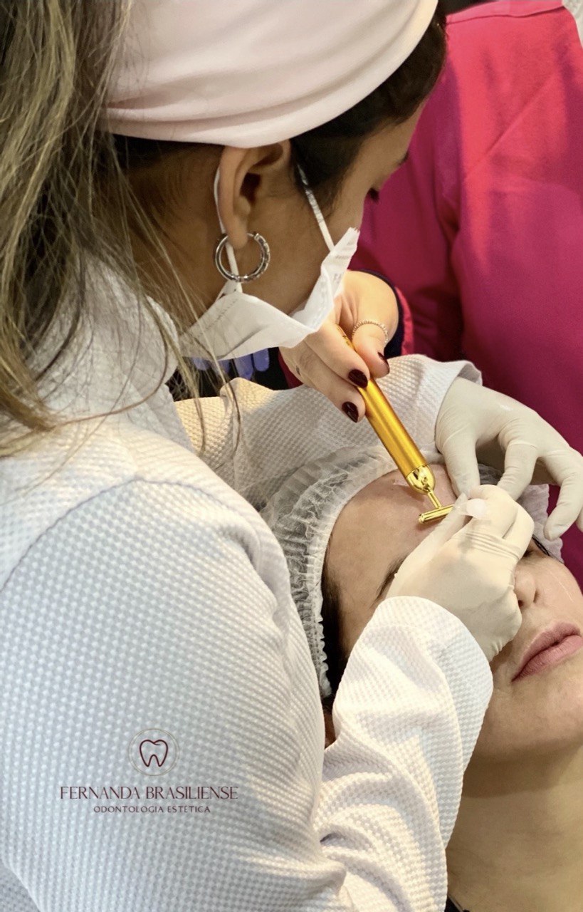 Dra Fernanda aplicando Botox