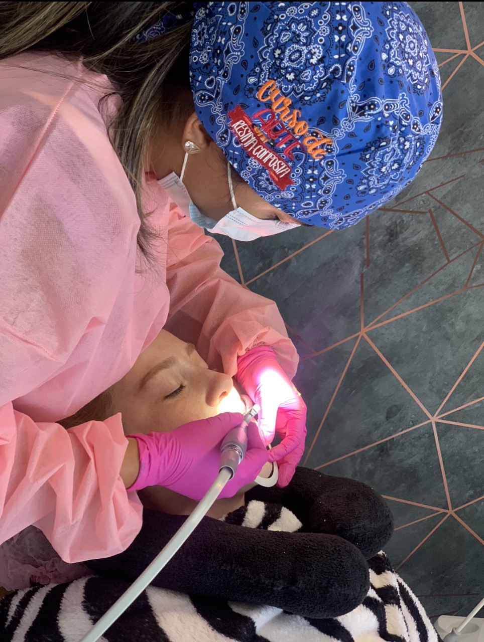 Dra Fernanda atendendo paciente